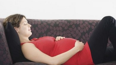 دراسة: نوم الحامل على ظهرها يعرضها لخطر ولادة أطفال متوفَين